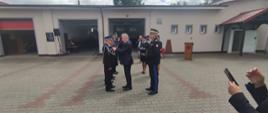 Wojewoda pomorski wspólnie z pomorskim komendantem wojewódzkim Państwowej Straży Pożarnej wręczają medale druhom Ochotniczej Straży Pożarnej w Rzeczenicy. 
