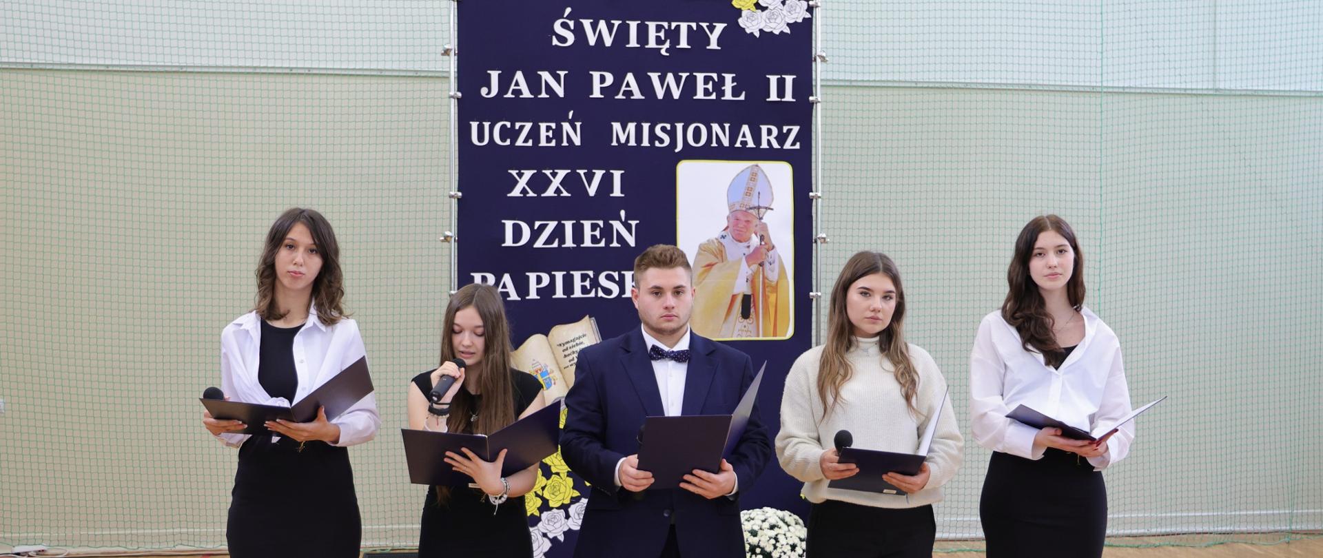 Uczniowie podczas szkolnej akademii z okazji Dnia Papieskiego prezentują program artystyczny.
