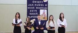 Uczniowie podczas szkolnej akademii z okazji Dnia Papieskiego prezentują program artystyczny.