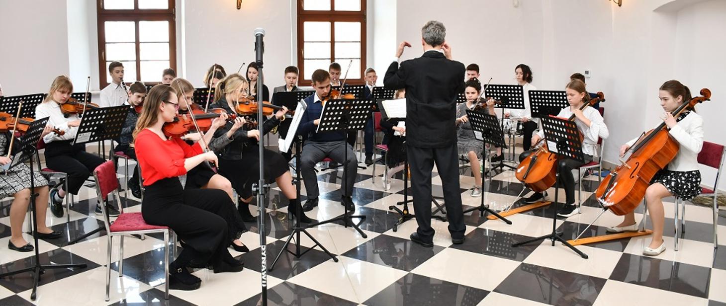 Zdjęcie z okazji231. rocznicy uchwalenia Konstytucji 3 Maja. Na zdjęciu Miechowska Orkiestra Młodych Muzyków pod dyrekcją Mirosława Michaldo, działająca w Państwowej Szkole Muzycznej I stopnia im. M. K. Ogińskiego w Miechowie