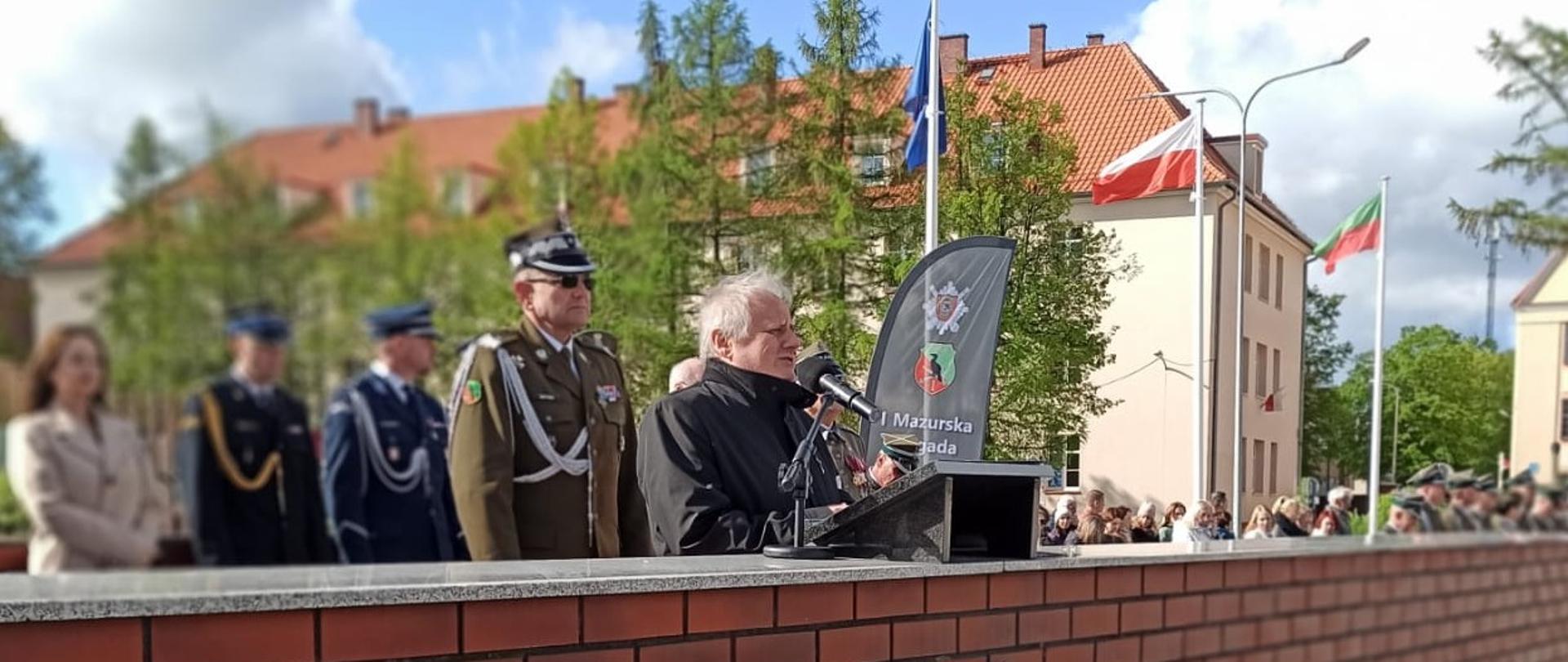 Wicewojewoda Zbigniew Szczypiński na obchodach świąt państwowych i Dnia Strażaka w Węgorzewie