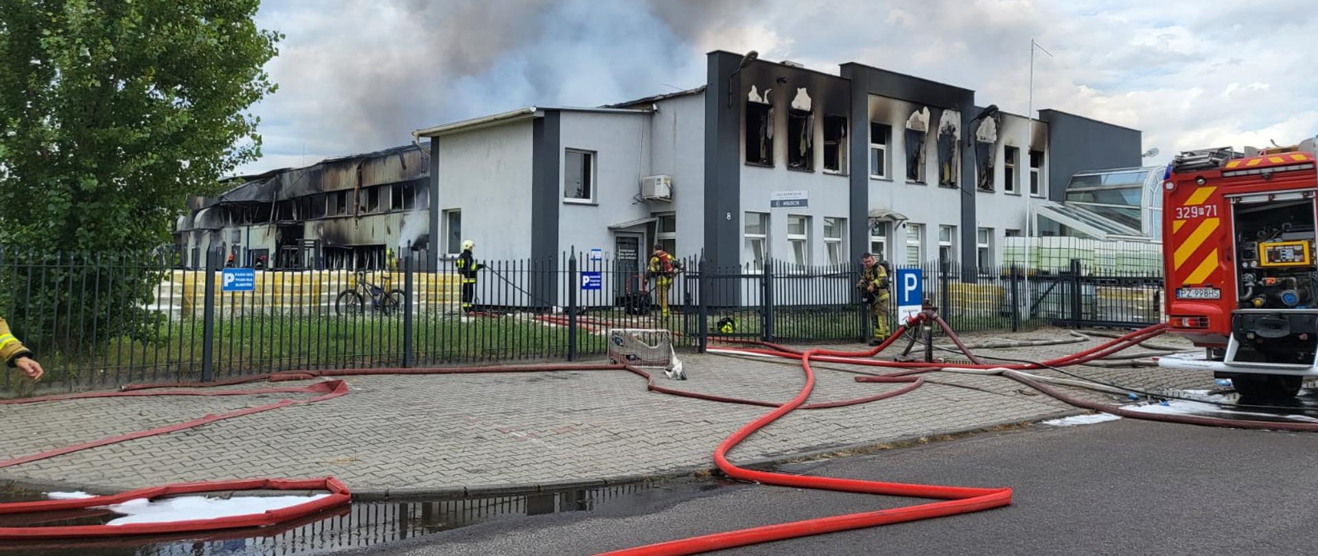 Pożar hali produkcyjno-magazynowej w Luboniu