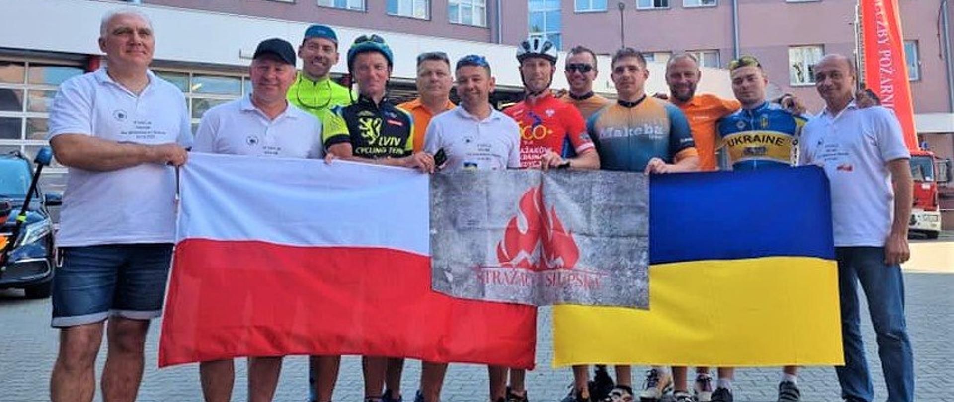 Zdjęcie przedstawia uczestników akcji 500km+