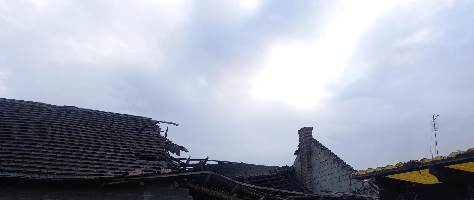 Widoczne miejsce zdarzenia oraz służby działające na miejscu