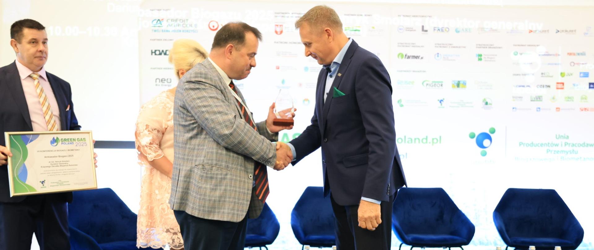 Wręczenie nagrody Ambasadora Biogazu Dyrektorowi KOWR Henrykowi Smolarzowi