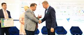 Wręczenie nagrody Ambasadora Biogazu Dyrektorowi KOWR Henrykowi Smolarzowi