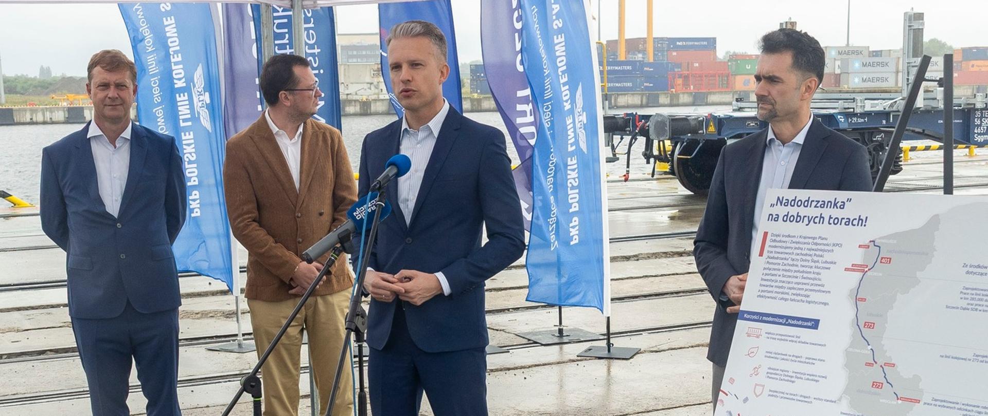 Konferencja prasowa z udziałem wiceministrów infrastruktury Arkadiusza Marchewki i Piotra Malepszaka 