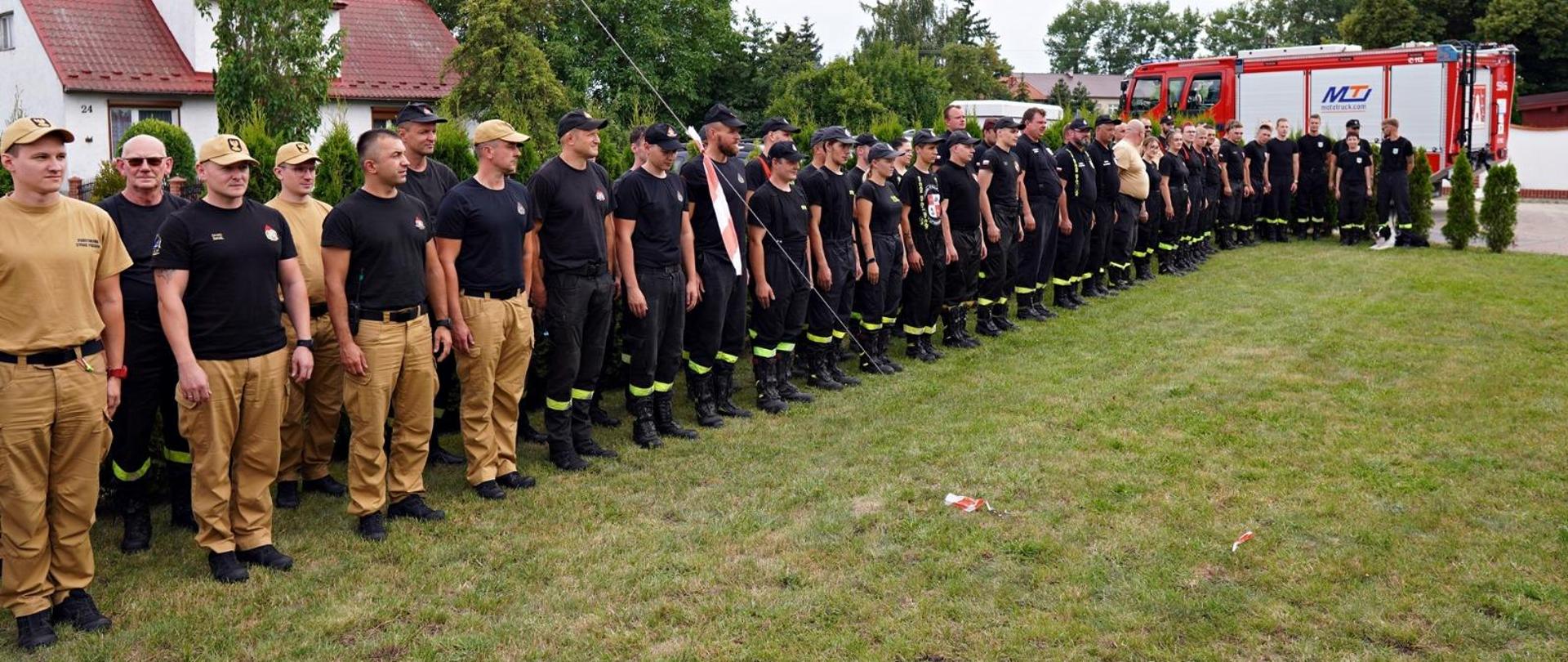 Strażacy biorący udział w ćwiczeniach.