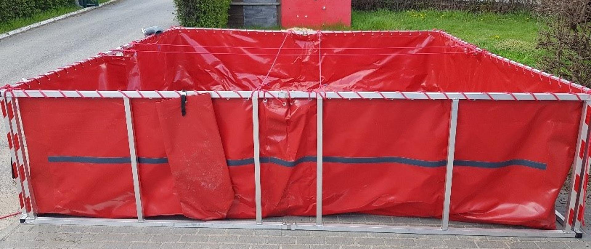 Duży stelażowy zbiornik na wodę. 