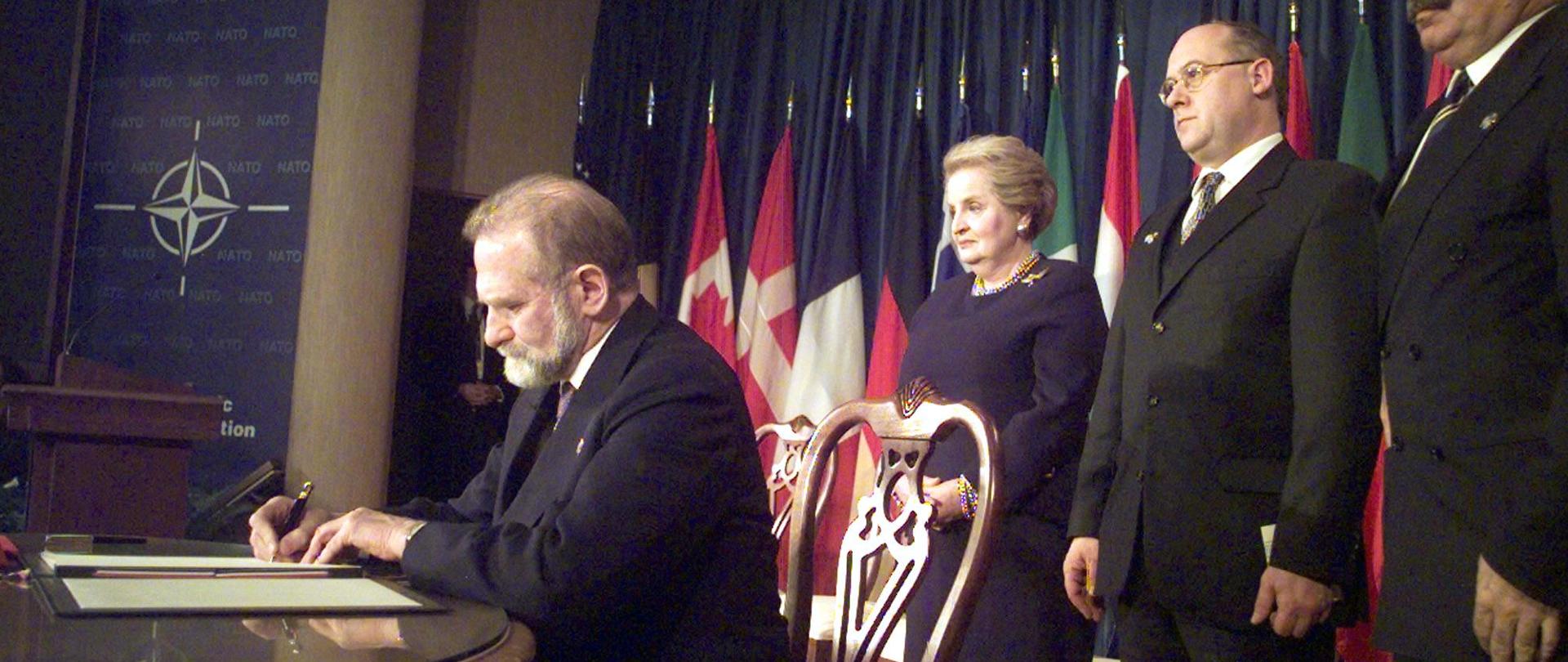 Polska, Czechy i Wêgry zosta³y w pi¹tek, 12 bm. oficjalnie przyjête w poczet cz³onków NATO. Podczas uroczystoci w Independence (Missouri, USA), sekretarz stanu USA Madeleine Albright przyjê³a dokumenty akcesyjne z r¹k szefów dyplomacji nowych pañstw cz³onkowskich -
Bronis³awa Geremka, Jana Kavana (Czechy) i Janosa Martonyiego (Wêgry). Na zdjêciu: szef polskiej dyplomacji Bronis³aw Geremek (przy stole) podpisuje w Bibliotece Trumana w Independence dokumenty akcesyjne cz³onkostwa Polski w NATO. Za nim od lewej stoj¹: amerykañska sekretarz stanu Madeleine Albright, czeski minister spraw zagranicznych Jan Kavan i wêgierski minister spraw zagranicznych Janos Martonyi. PAP/EPA
(CLIFF SCHIAPPA)