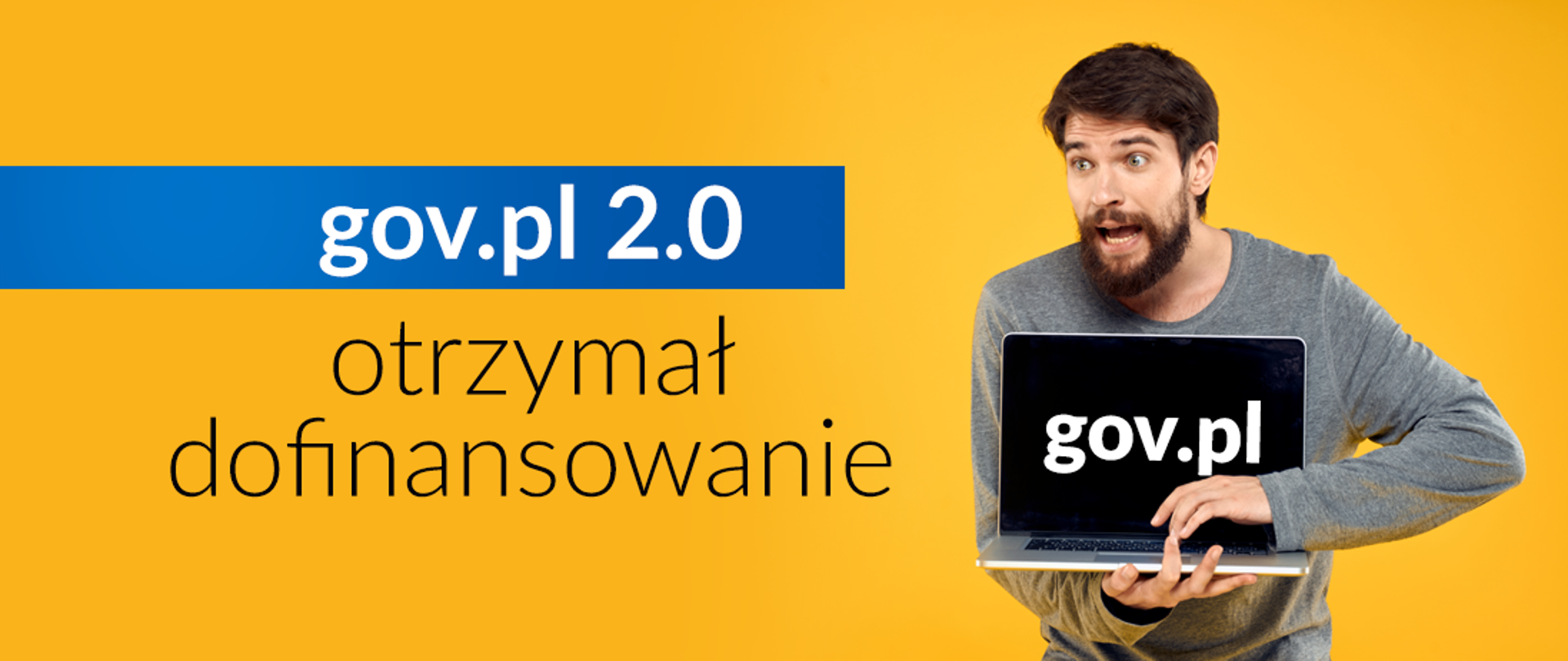 Baner o treści: gov.pl 2.0 orzynał dofinansowanie. Mężczyzna trzyma otwarty laptop. Na pulpicie laptopa napis o treści: gov.pl