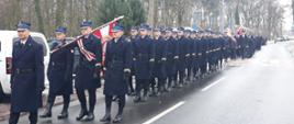 Uroczystość pogrzebowa śp. st. bryg. w st. spocz. Leona Mądrego. Strażacy, rodzina, przyjaciele podczas uroczystości pogrzebowych żegnają zmarłego śp. starszego brygadiera w stanie spoczynku Leona Mądrego.