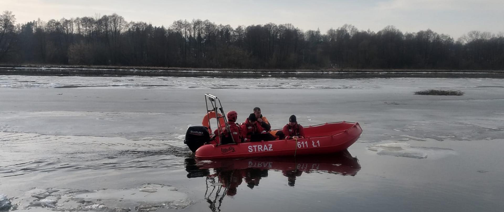 Zdjęcie przedstawia działania poszukiwawcze na rzece Narew