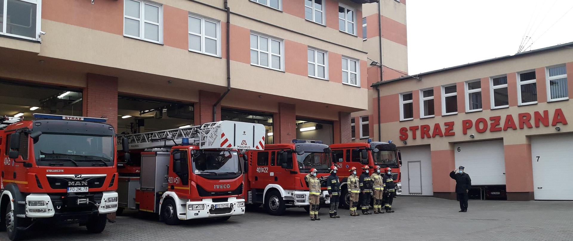 Strażacy na placu KP PSP w Chodzieży podczas Święta Niepodległości