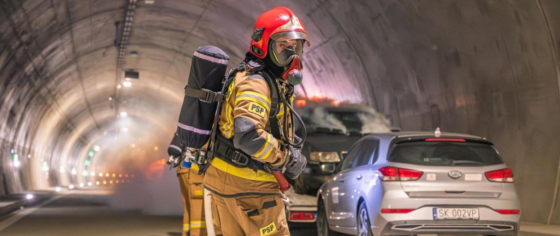 Strażak PSP podczas ćwiczeniowej akcji ratowniczej w tunelu na trasie S1 (Przybędza - Milówka)