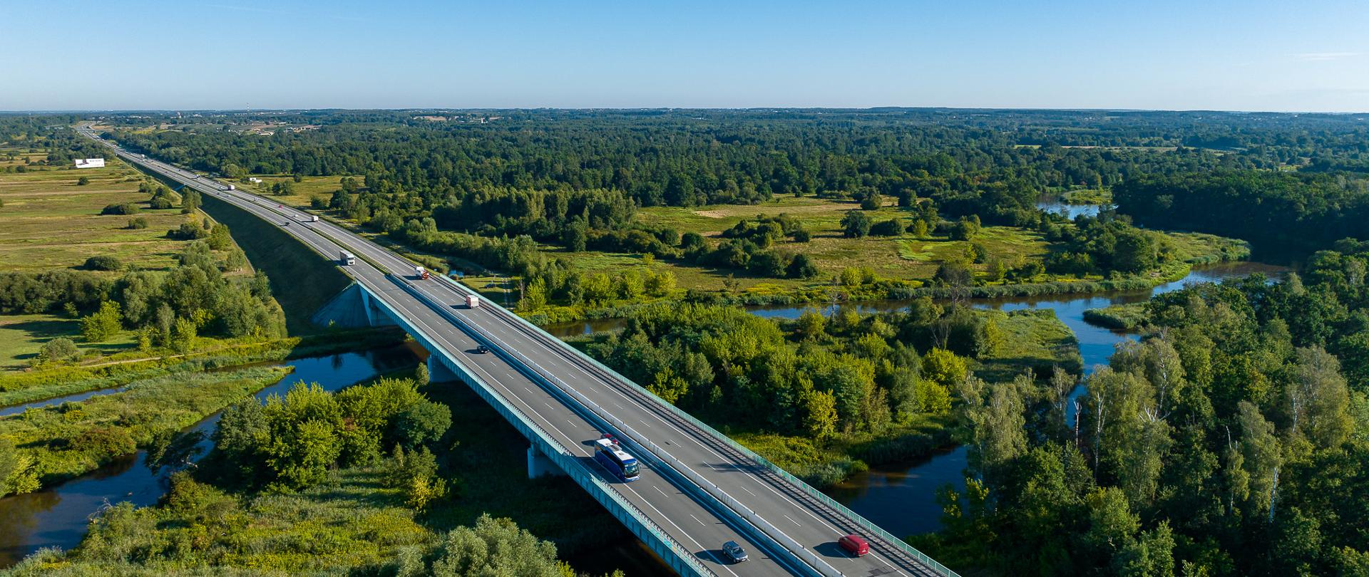 S7 obwodnica Białobrzegów i nowy most na Pilicy, widać jadące po obielcie pojazdy