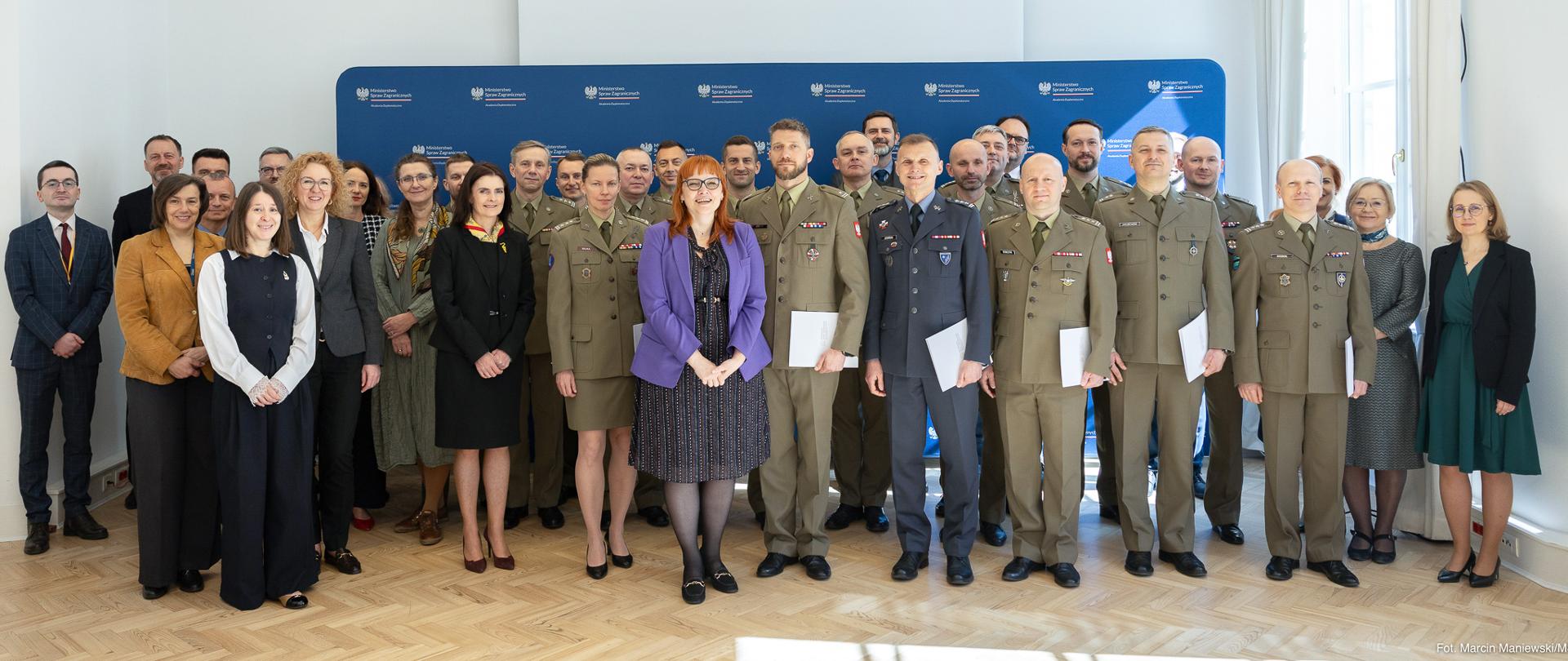 Szkolenie to jest uzupełnieniem wszechstronnego przygotowania do służby poza granicami państwa realizowanego w resorcie Obrony Narodowej
