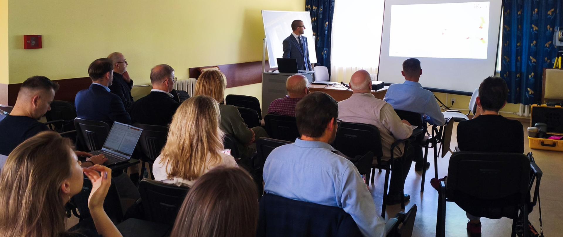 Uczestnicy seminarium szkoleniowego w Kwiejcach podczas prezentacji Jana Kwaśniaka z GUGiK