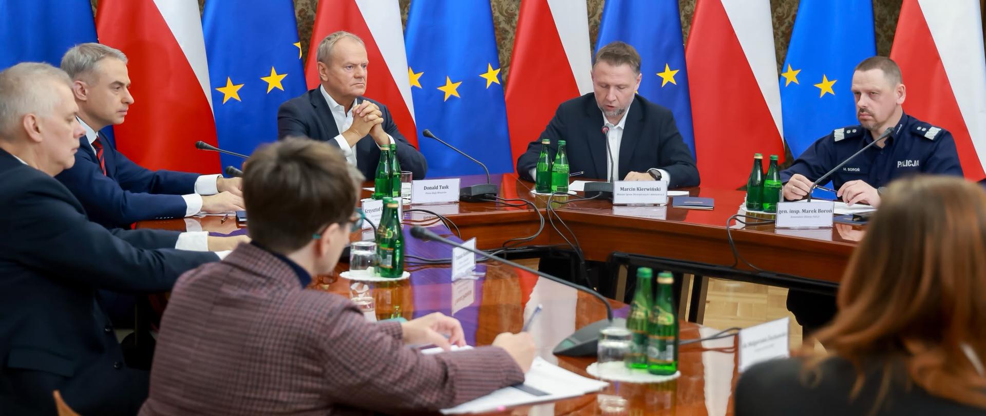 Premier Donald Tusk podczas narady z ministrami, i przedstawicielami służb, w związku z atakami przemocy w szkołach.