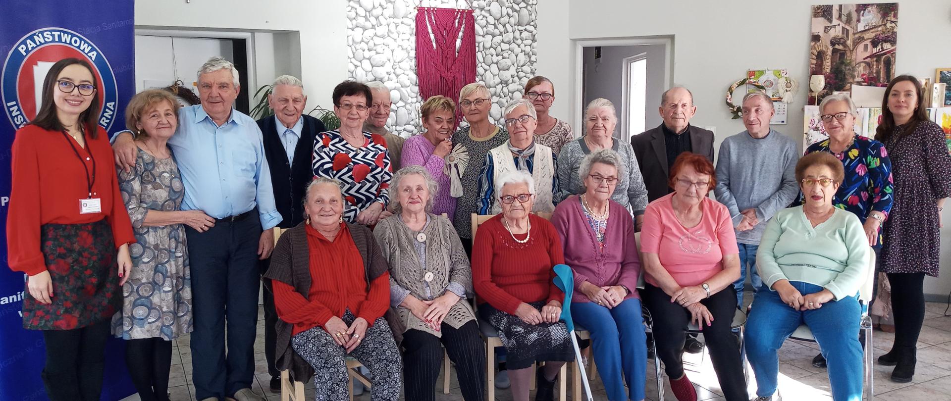 Zdjęcie grupowe pracowników Powiatowej Stacji Sanitarno-Epidemiologicznej w Golubiu-Dobrzyniu z seniorami Dziennego Domu Pobytu "Grodno"