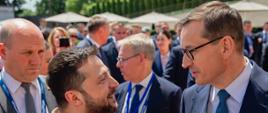 Premier Mateusz Morawiecki podczas wizyty w Mołdawii w ramach II Szczytu Europejskiej Wspólnoty w Kiszyniowie - na zdjęciu wraz z prezydentem Ukrainy - Wołodymyrem Zelenskim.