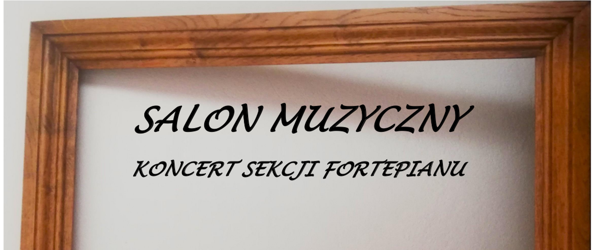 Tło plakatu stanowi grafika przedstawiająca pustą ramę obrazu z motywem kwiatowym. Wewnątrz ramy napis następującej treści od góry:" Salon muzyczny koncert sekcji fortepianu 18czerwca2024 r.godz.16.00 Aula szkoły"