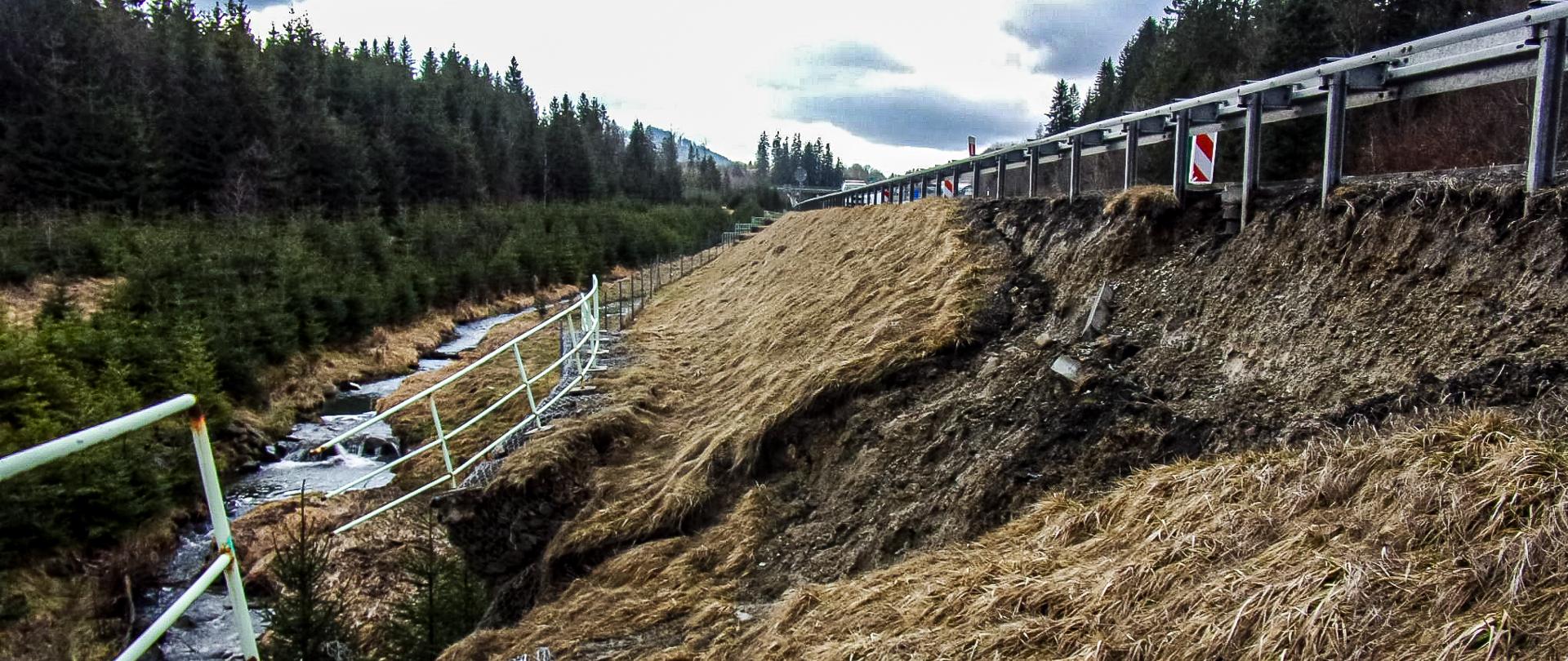 Fotografia osunięcia muru oporowego z koszy siatkowo-kamiennych oraz krawędzi jezdni drogi ekspresowej S1 w Lalikach