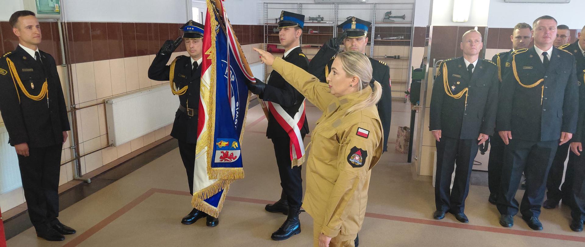 Ślubowanie nowo przyjętego funkcjonariusza