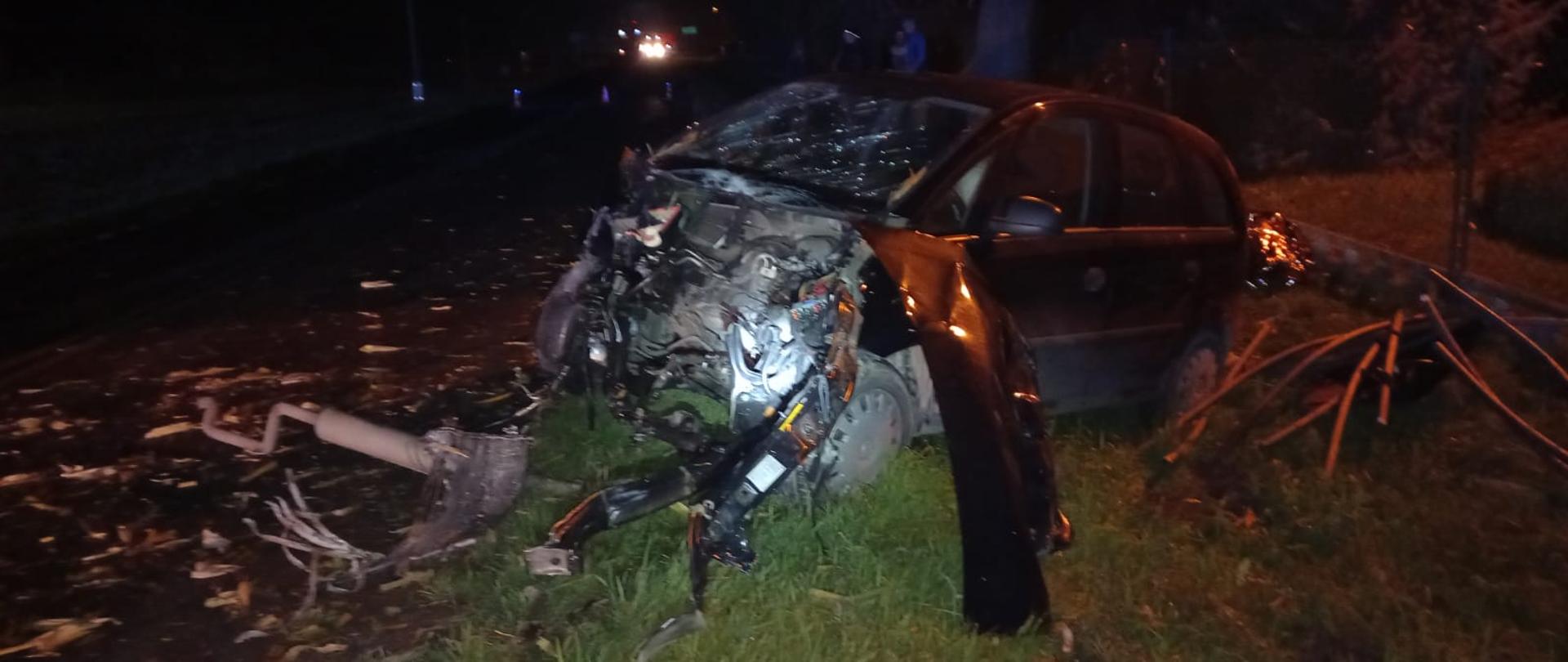 Rozbite auto koloru czarnego na poboczu drogi