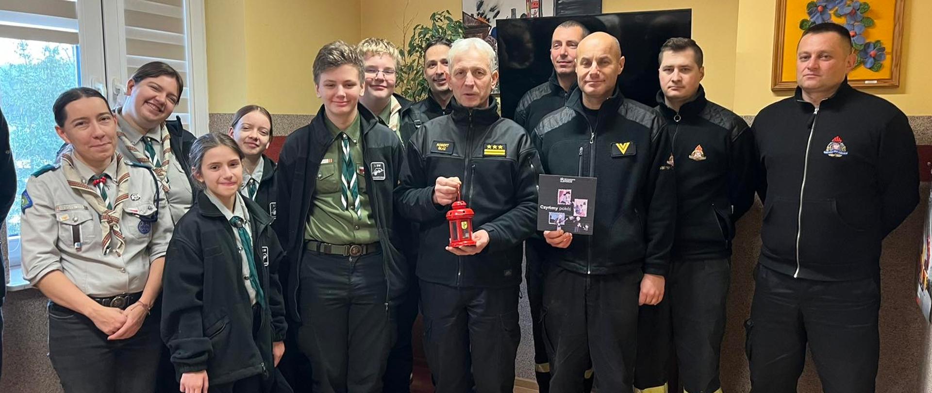 Strażacy pozują do fotografii z Harcerzami