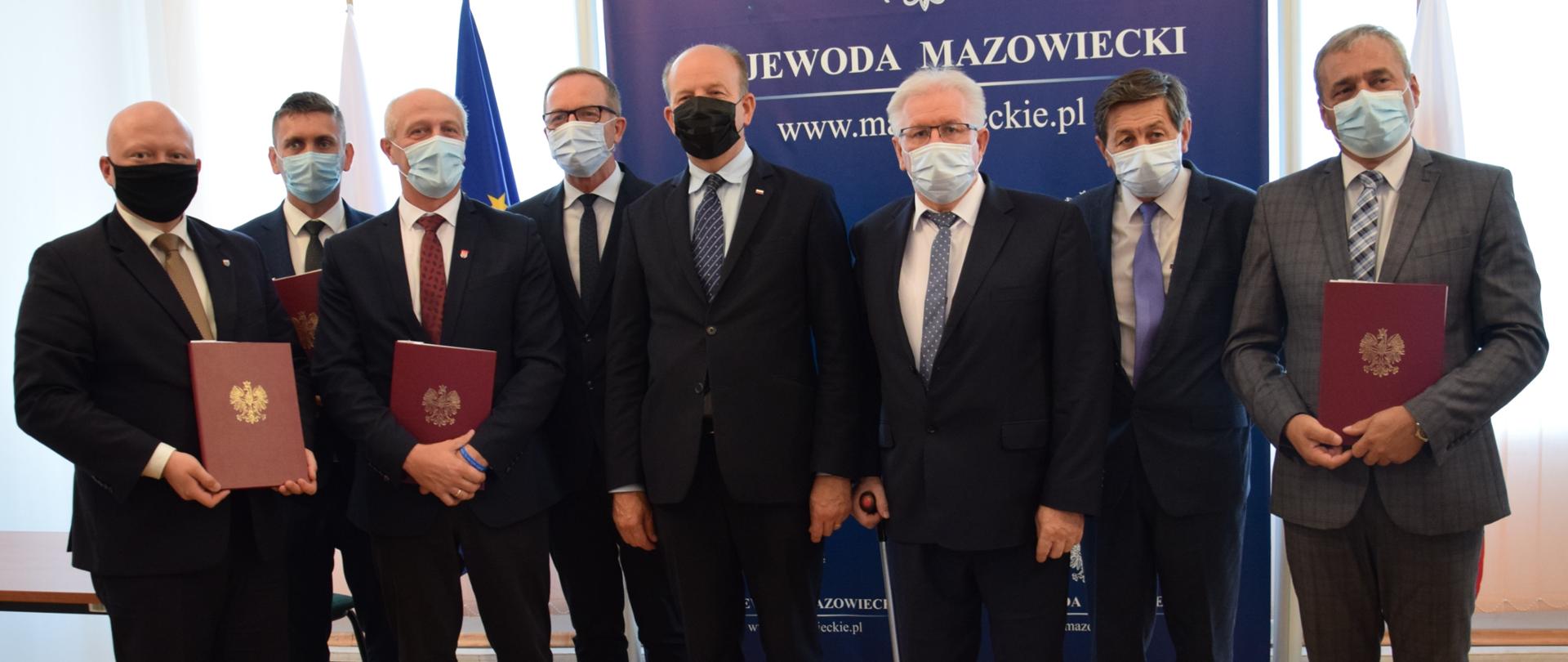 Na zdjęciu widać 8 stojących mężczyzn.