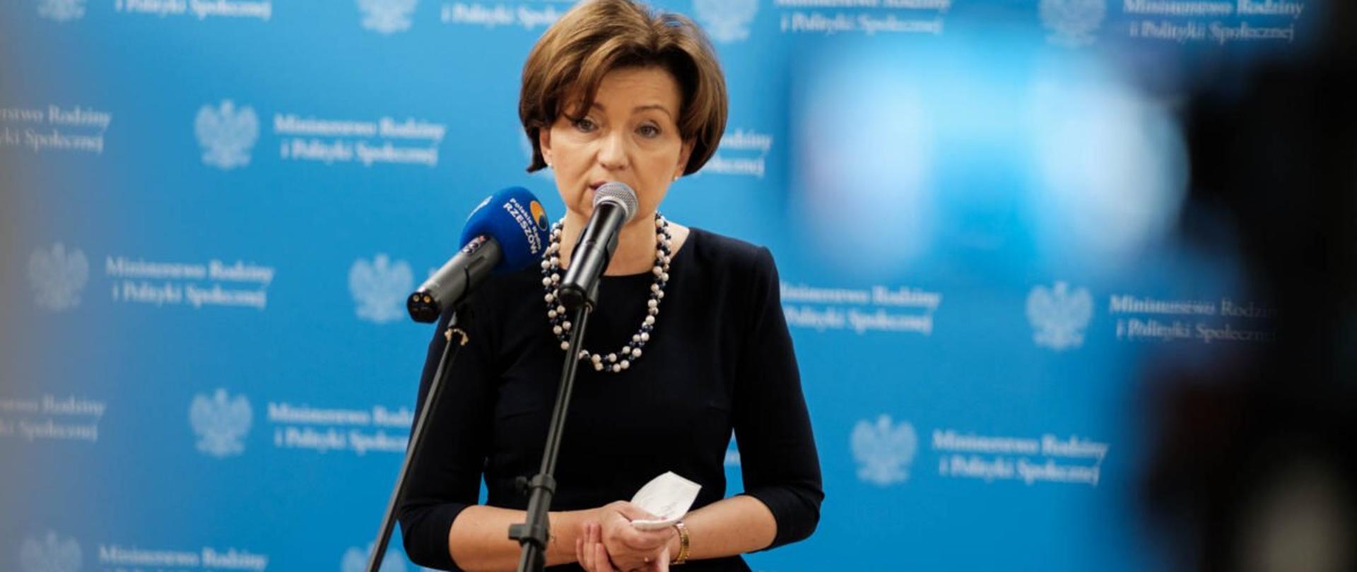 Minister rodziny i polityki społecznej Marlena Maląg przemawia podczas konferencji prasowej w Kamieniu