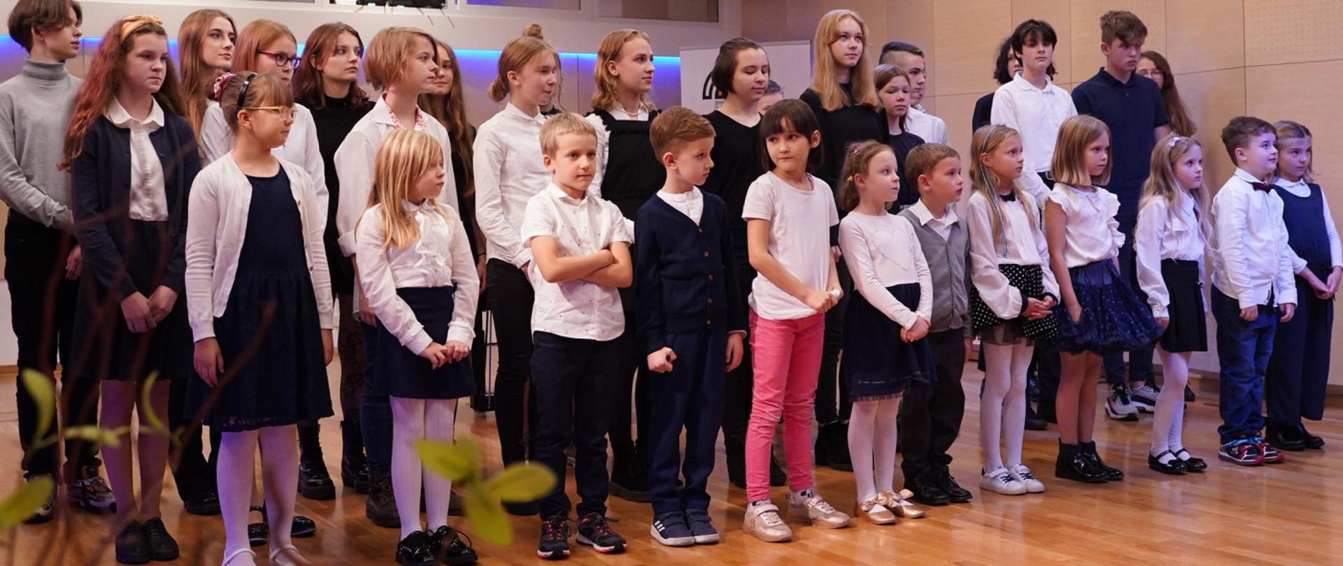 Grafika przedstawia uczniów klas 1. PSM I i II st. ZPSM w Szczecinie tuż przed złożeniem uroczystego ślubowania