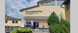 Zdjecie przedstawia Halę Sportową w Wiśniowej w której był Piknik Przystanek Zdrowie z powiatem myślenickim dnia 13.07.2025 