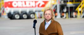 Minister klimatu i środowiska Anna Moskwa przemawiająca podczas wspólnej konferencji prasowej premiera Mateusza Morawieckiego oraz prezesa PKN Orlen Daniela Obajtka
