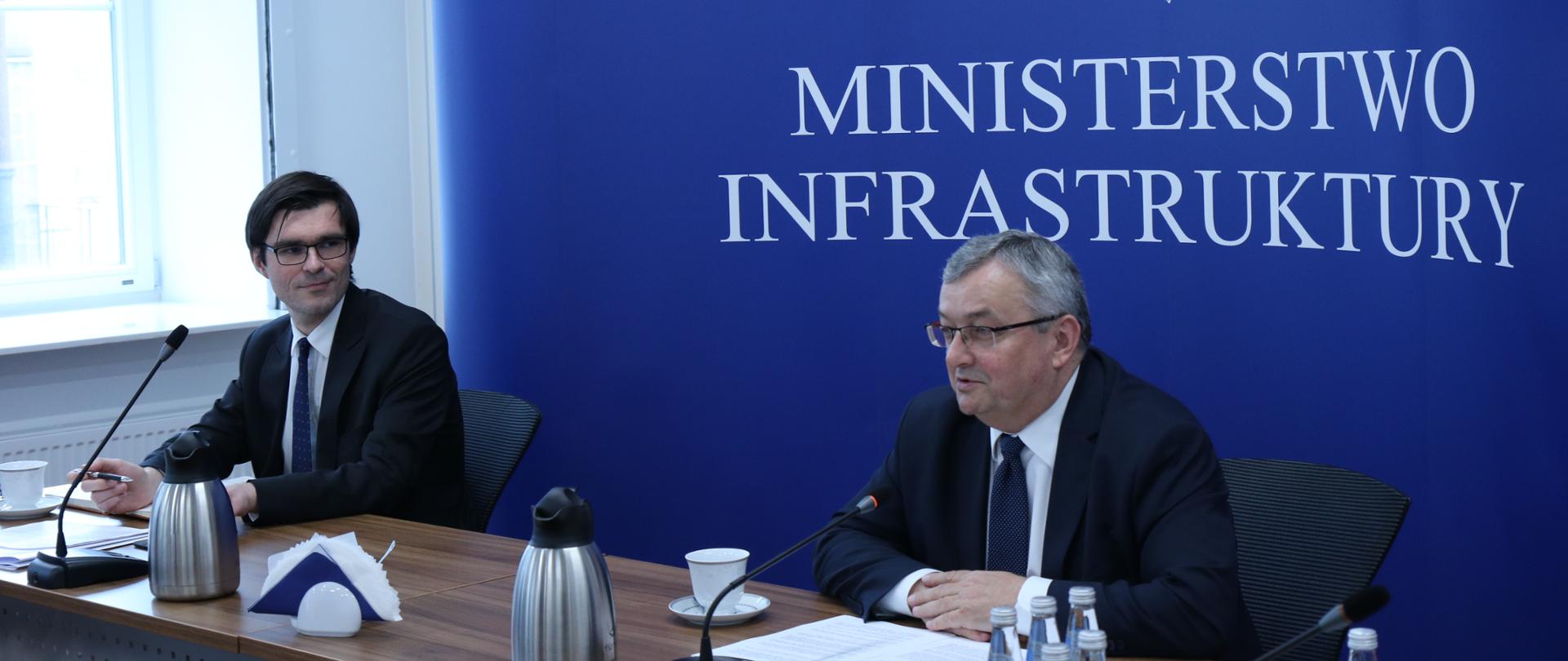 Minister infrastruktury Andrzej Adamczyk za pomocą wideokonferencji rozmawiał z ambasadorem Zjednoczonego Królestwa Wielkiej Brytanii i Irlandii Północnej w RP, Jonathanem Knottem