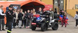 Strażacy prezentują quada dzieciom