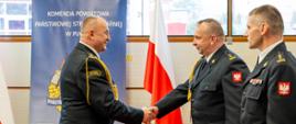 Zdjęcie przedstawia moment wręczenia aktów odwołania oraz powierzenia obowiązków Komendanta Powiatowego PSP w Pucku. Pomorski Komendant Wojewódzki Pan st. bryg. Jacek Niewęgłowski wręcza akt powierzenia obowiązków Komendanta Powiatowego PSP w Pucku Panu bryg. Wojciechowi Wanatowi. Chwilę wcześniej akt odwołania ze stanowiska Komendanta Powiatowego PSP w Pucku. otrzymał Pan st. bryg. Bartłomiej Mollin.
