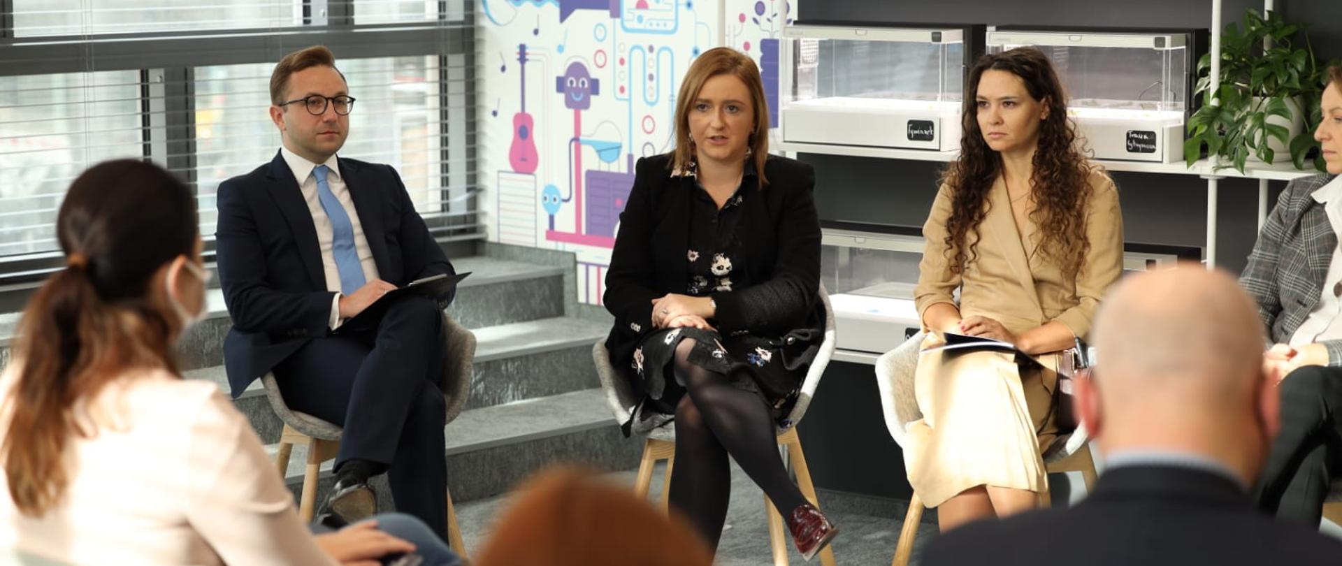 Wiceminister Olga Semeniuk zabiera głos podczas panelu dyskusyjnego.