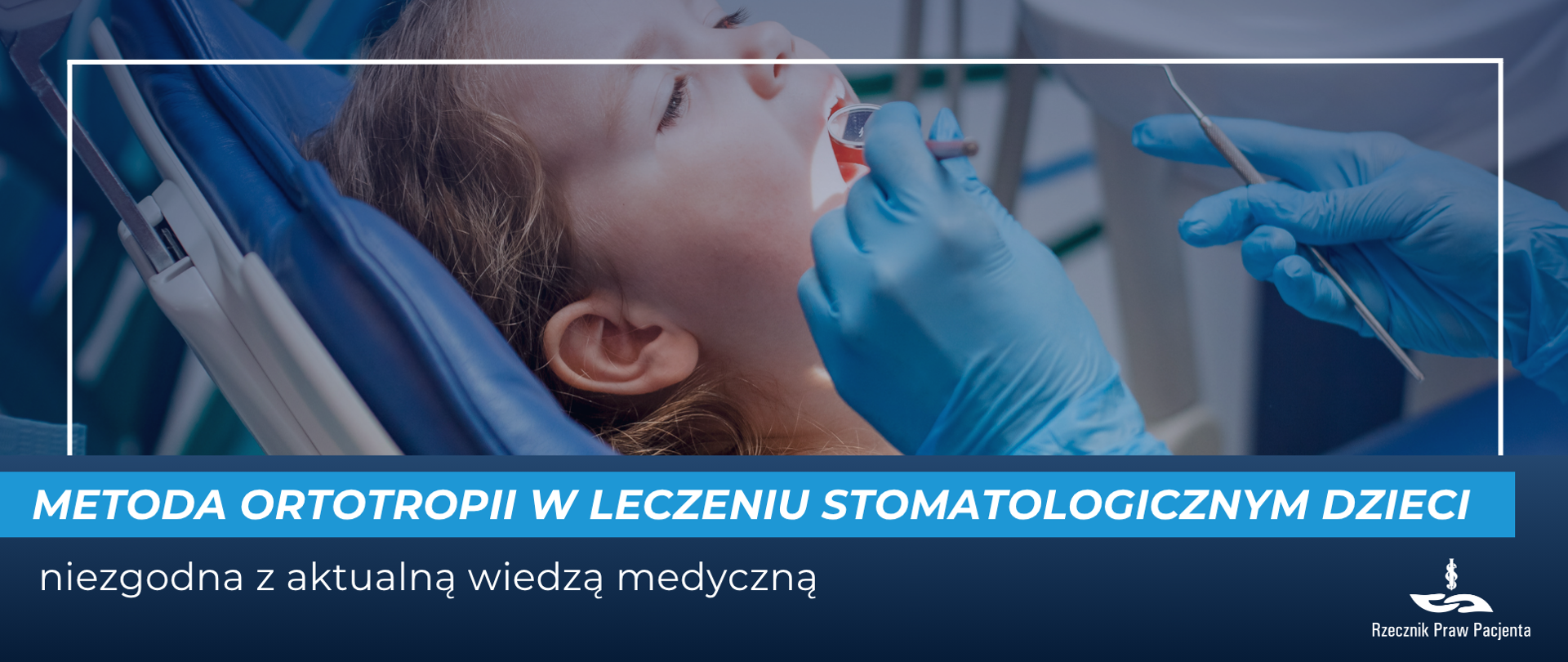 Grafika przedstawia, dziewczynkę na fotelu stomatologicznym, u której lekarz ogląda zęby. 