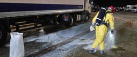 Strażak neutralizujący wyciekającą substancję