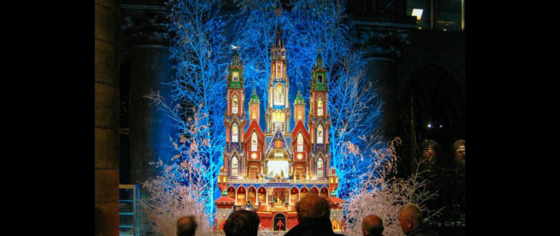 Szopka krakowska wykonana przez Renatę, Edwarda i Marka Markowskich, która jest prezentowana na wystawie w katedrze Notre-Dame w Paryżu - fot. Andrzej Janikowski / Muzeum Historyczne Miasta Krakowa