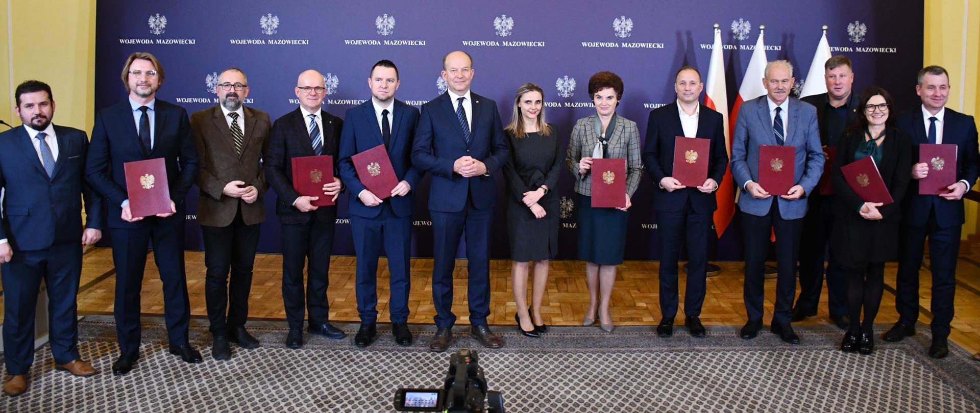 Na zdjęciu widać kobiety i mężczyzn