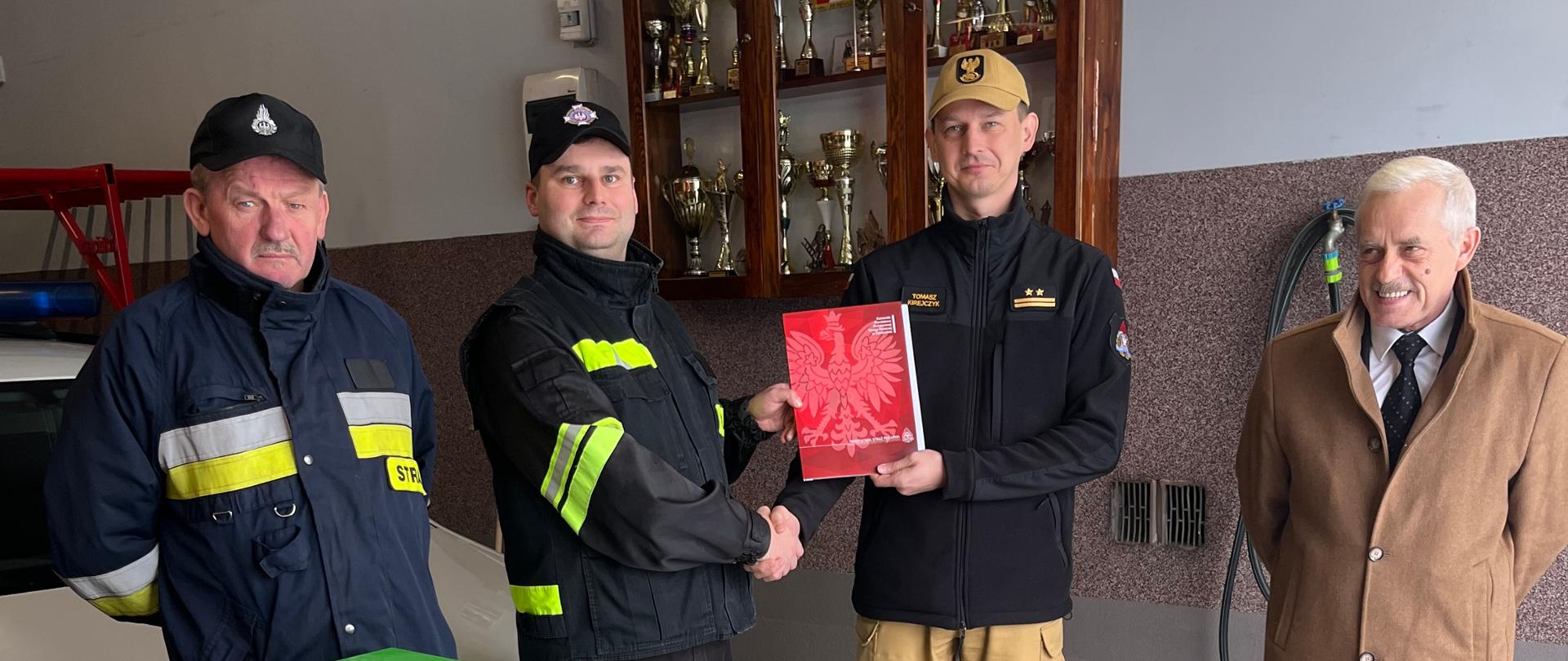 Przekazanie agregatu prądotwórczego do OSP KSRG Szumowo