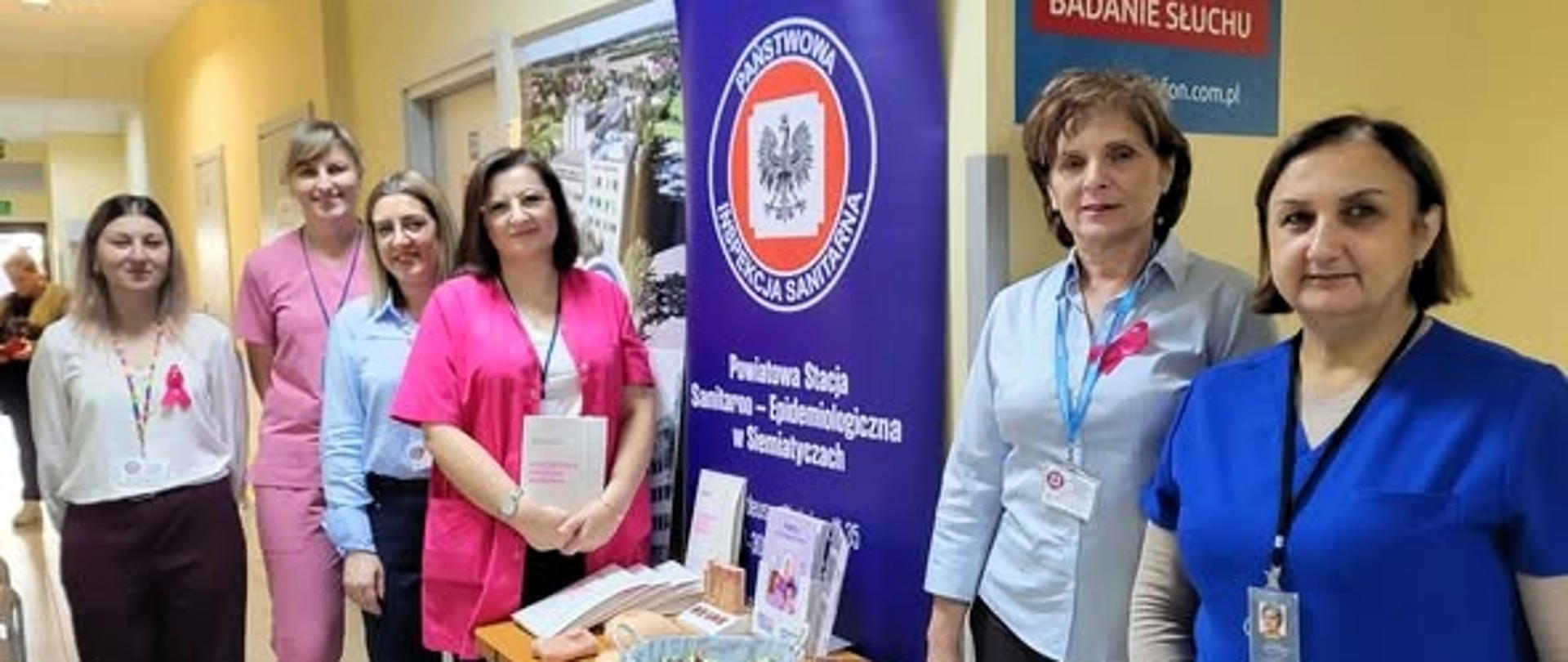 Zespół pracownic SP ZOZ i PSSE w Siemiatyczach przy stoisku edukacyjnym podczas szóstej edycji akcji „Sobota dla zdrowia kobiet”.