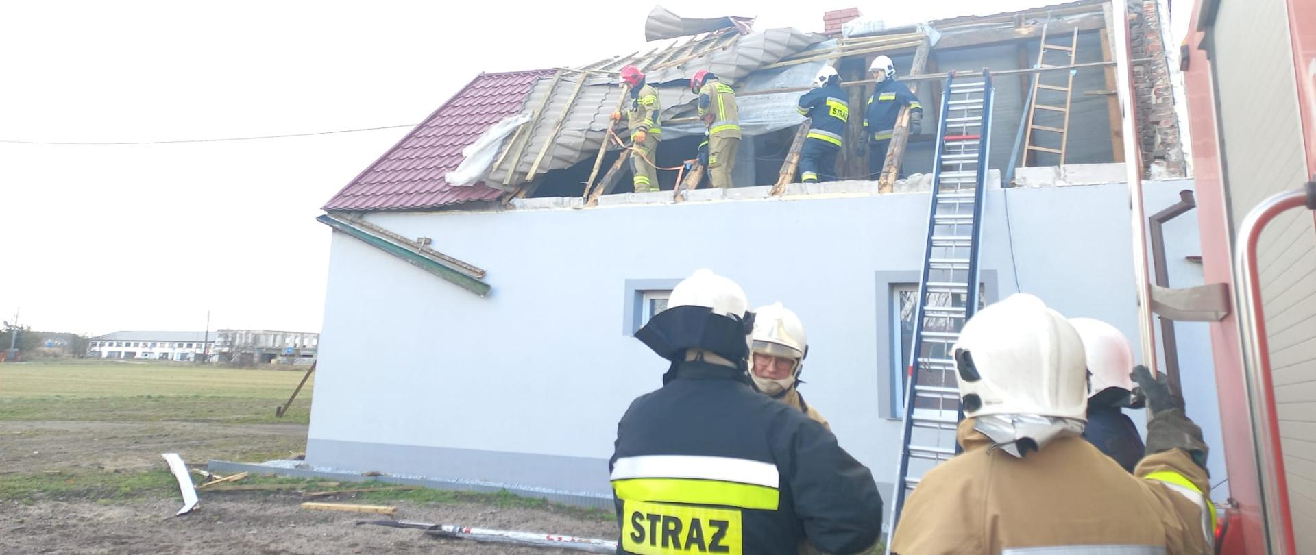 Na zdjęciu widać uszkodzony dach budynku 