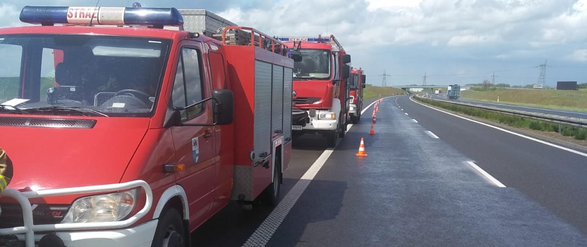 Zdjęcie przedstawia zaparkowane na pasie awaryjnym drogi ekspresowej S3 pojazdy straży pożarnej.