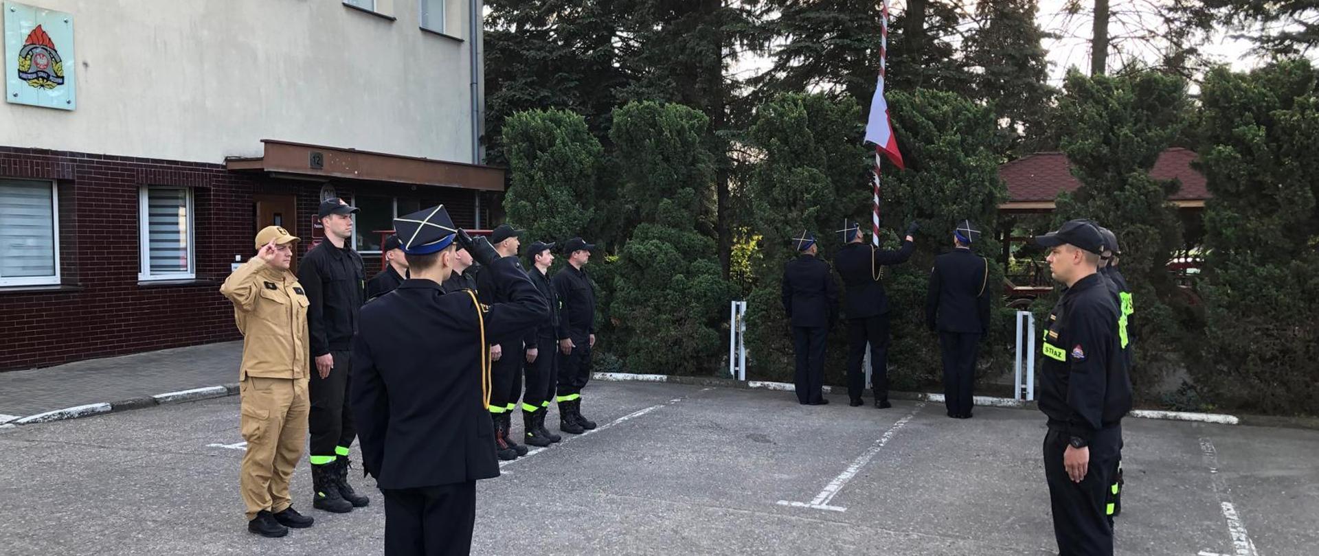 Na zdjęciu widoczni funkcjonariusze podczas podniesienia flagi państwowej.