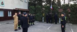 Na zdjęciu widoczni funkcjonariusze podczas podniesienia flagi państwowej.