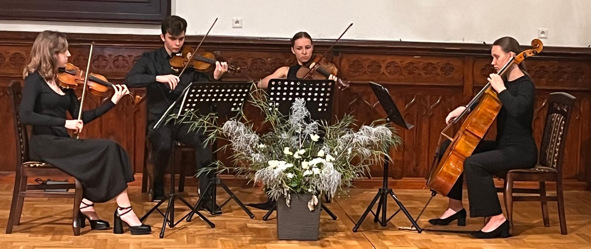 Kwartet PSM II stopnia podczas koncertu na spotkaniu Zasłużony dla Rolnictwa na scenie w sali królewskiej PSM w MIelcu